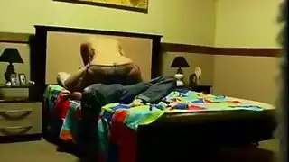 متعة المُشاهد: شاب موشوم يضاجع امرأة ناضجة متزوجة بجانب المسبح