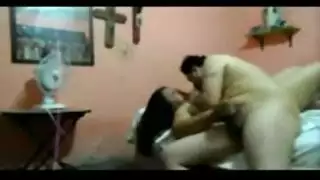 الأم المثيرة تغوي صديق ابنها بجنس فموي مثير وإيلاج عميق