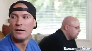 فتاة مراهقة مثيرة تحصل على مؤخرتها وهي تُضرب بشدة من قبل صديقتها المفضلة في فيلم إباحي شرجي صريح