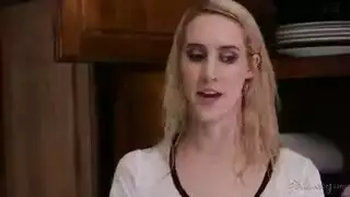 ينيك خادمته المطيعة من طيزها في المطبخ