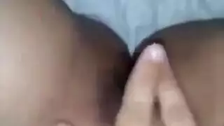 الثعلبة الجامحة تفتح ساقيها وتداعب فرجها الكثيف