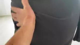 يساعد امه على تدرب على اليوجا