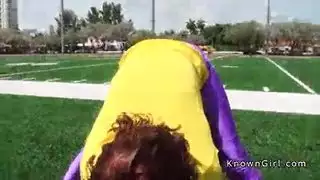 مشاهد صريحة في كابينة المرحاض: لعق عميق للكس وإصبع في مؤخرتها