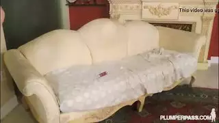 تدفق السوائل على قضيبه في وضعية الفتاة العكسية