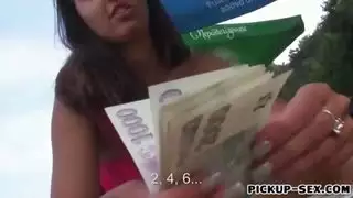 مطر ذهبي في الطبيعة: التبول على الدرب إكس إكس إكس