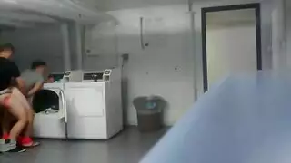 صديق يصور شريكه في قبلة جنسية صريحة في المطبخ مع امرأة ناضجة