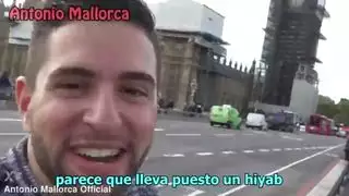 فتاة عربية متمرسة تخدم أداة الشاعر الكبيرة