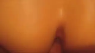 عاهرة الميجابايت تأخذ زبًا ضخمًا في كل ثقب