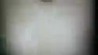 الفتاة المشاغبة تُدفع لها مقابل جنس جماعي صارم مع زملاء العمل