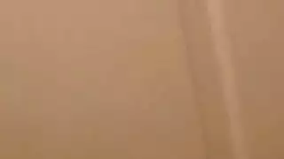 تمديد فتحاتها السمراء الطبيعية بأصابع خبيرة