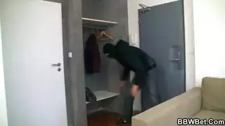 الزوجة المطيعة تأخذ قضيب ابن الزوج الضخم