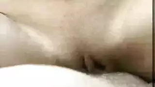 المراهقة العاهرة تكشف ثدييها العاريين على الشاطئ