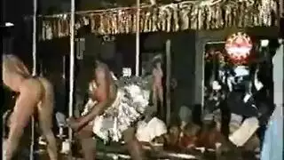 لا انحناء، كلها جنس: ناضجتان مثيرتان تستخدمان قضيبًا اصطناعيًا قاسيًا