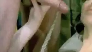 عاشقات مثليات مراهقات يخلعن ملابسهن لمشهد إباحي مثير