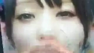 الخنثى المراهقة ليزا جونسون تبتلع المني في جلسة جماعية صريحة