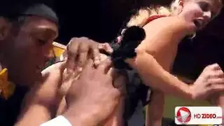 حركة نيك مزدوج: زب أسود يمزق الكس بينما زب أبيض يضرب الطيز