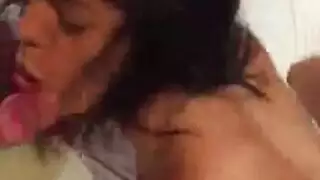 ترفع ساقيها للركوب، وتنتهي بمفاجأة شرجية خشنة