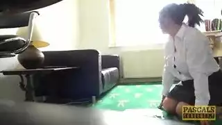 فتاة بريطانية تتعرض للضرب بقوة على الأريكة وتنتهي بالقذف على وجهها