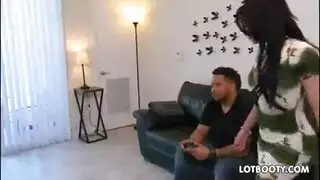 عامل التصليح يضاجع ربة المنزل المحتاجة في مشهد بورنو صريح