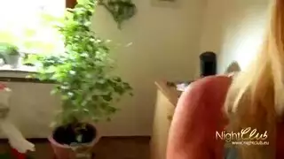 الخادمة العاهرة تركب قضيب الرجل العجوز الصلب في جلسة إباحية شديدة