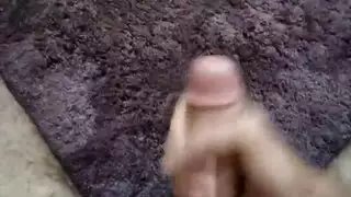 استمناء بقضيب مشعر مكثف يُغمر الأرض بالسائل المنوي