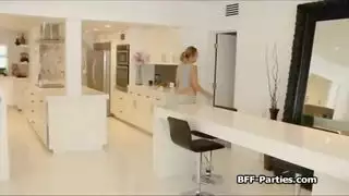 ثلاث شقراوات مثيرات يتقاسمنه شاب زبه كبير