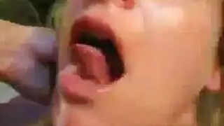 جنس منفرد عميق: مراهقة سمراء لا تستطيع التوقف عن ركوب لعبتها