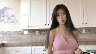 العاهرة الصغيرة تتمدد مهبلها الضيق بواسطة قضيب كبير