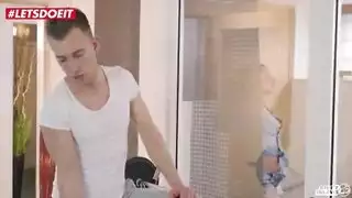 كاميرا سرية تلتقط صديقها الخائن وهو يضاجع فتاة أخرى قريبة