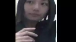 سمراء موشومة تغوي شاباً فقيراً ليستمني بقوة