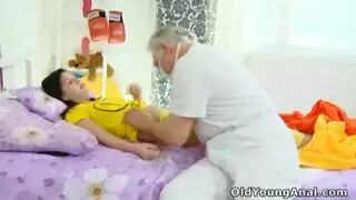 الدكتور بينيك المريضه ويظهر قظيبه علي الكمبيوتر