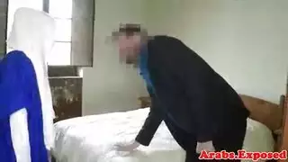 نيك جماعي عربي إكس إكس إكس: جميلة محجبة تمص وتأخذ عدة زبابات