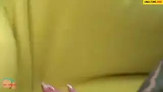 مشهد صريح: عاهرة موشومة تركب وتتوسل للمني