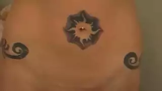 الفاتنة ذات الفستان الأزرق تطلب جبل عنيف للحلق