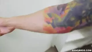 امتحان فموي: مراهقة متحمسة ترضي قضيب أمين المكتب الناضج