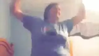 مراهقة مفلسة تحب الجنس الجماعي الصريح