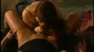 الشقراء المثيرة تستمع بالضربات الجنسية العشوائية