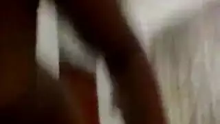 رجل عجوز يمد صبية مجعدين إلى أقصى حد