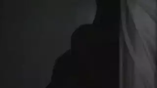 اتصال جنسي ليلي: هاوي يدخل كسها الأسود الضيق