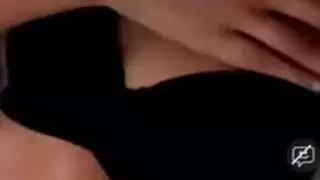 فتاة نظارات بإطارات نرد تتوسل لوجه من اليشم النيلي