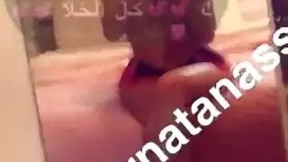 الجمال العربي ميرنا تأخذ القضيب وتستعرض أثدائها الكبيرة
