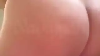 مفلسة ومثيرة، تظهر ثدييها وتداعب فرجها المشعر للكاميرا