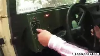 اثنين من الاطفال العرب تمتص الديك