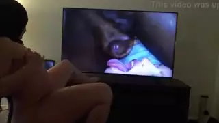 الخادمة التركية تبتل وهي تشاهد أفلام المثليين الإباحية الصريحة والديوك السوداء الكبيرة