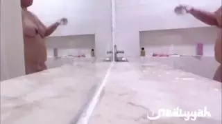 زوجة عربية ضخمة الثدي تتعرض للصابون وتتعرى لحمام إباحي