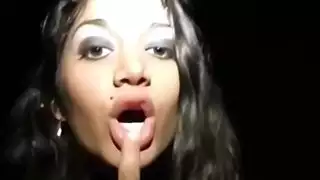 مكشوف: شرج عاهرة العربية في العلن مع قضيب كبير