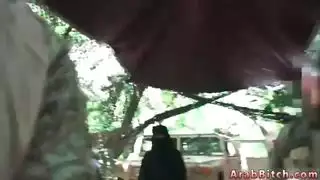 فيلم إباحي لطالب عربي: فتاة جامعية ساخنة تأخذ قضيبه الكبير بعمق