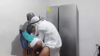 جنس عربي جامح في المطبخ يؤدي إلى قذف متفجر