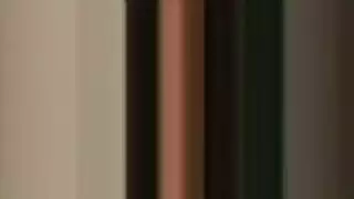 عاهرة شابة جشعة تتوق لقضيب الأب الصلب