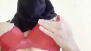 فتاة عربية منقبة تكشف عن أثداء ضخمة لممارسة جنس عنيف